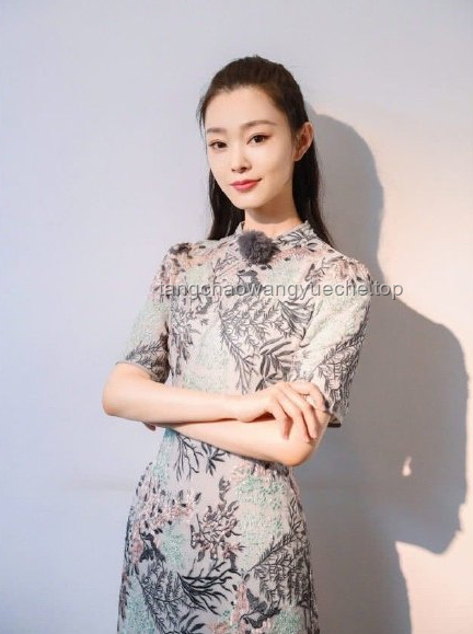 景甜正是穿旗袍的好年纪，演绎东方韵味新风尚